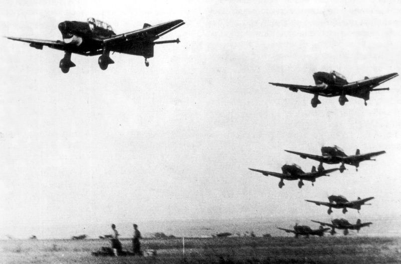 Взлет немецких пикирующих бомбардировщиков Юнкерс Ю-87